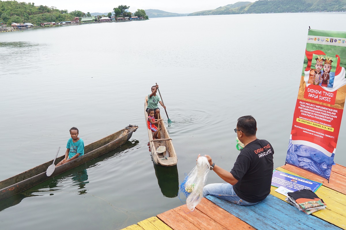 PERAN AKTIF KEMENTERIAN KELAUTAN DAN PERIKANAN DALAM PENYAMPAIAN INFORMASI DAN BEKERJASAMA DALAM SATGAS SINERGITAS PERTUMBUHAN DAN PEMERATAAN EKONOMI DI WILAYAH PROVINSI PAPUA